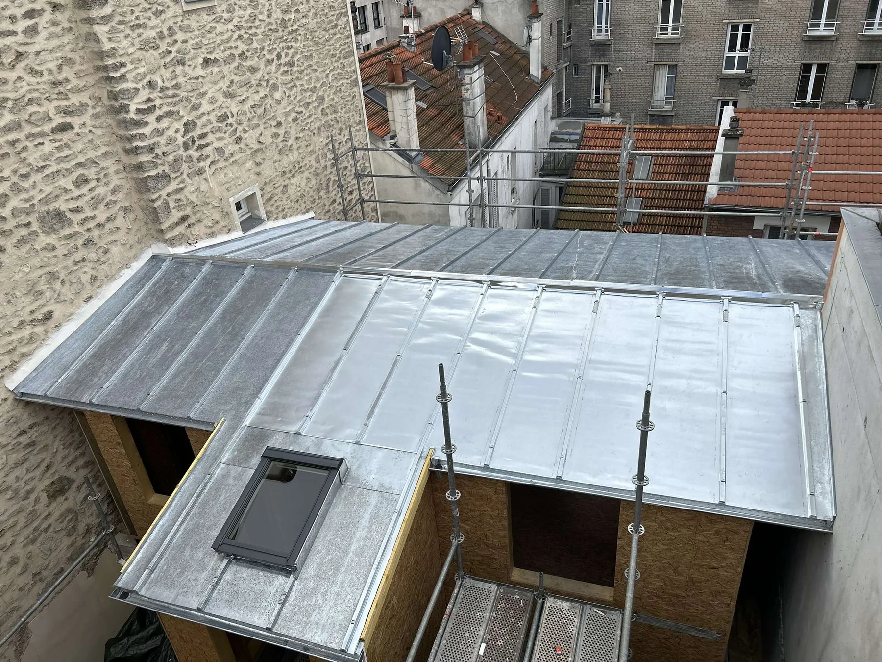 Couverture en zinc à joints debout terminée