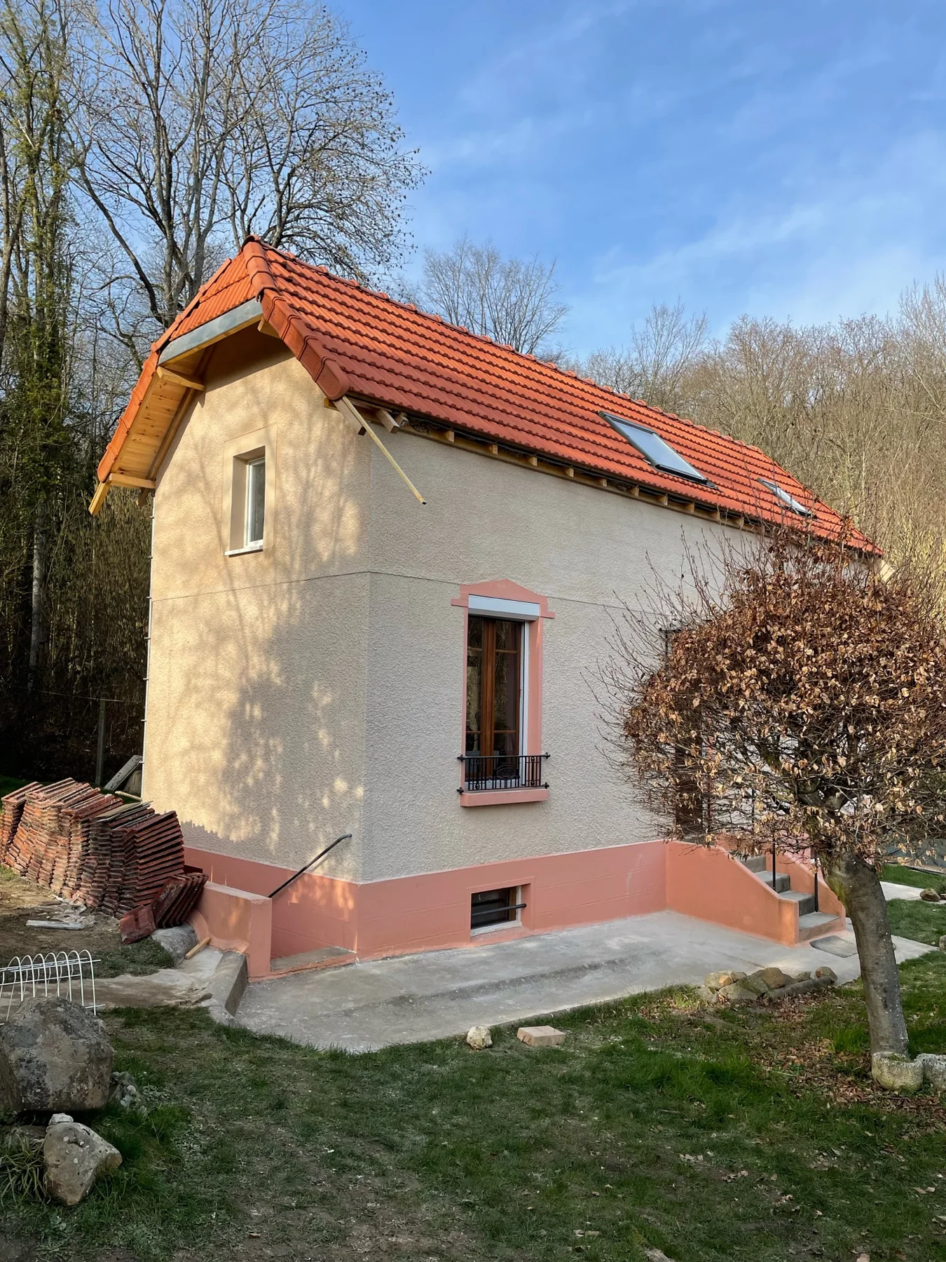 Maison avec toiture en tuiles rénovée